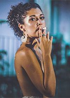 Thaís