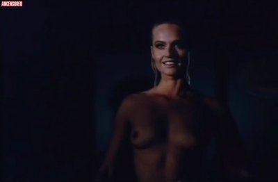 Mary Stavin