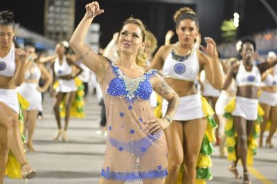 Júlia Menezes